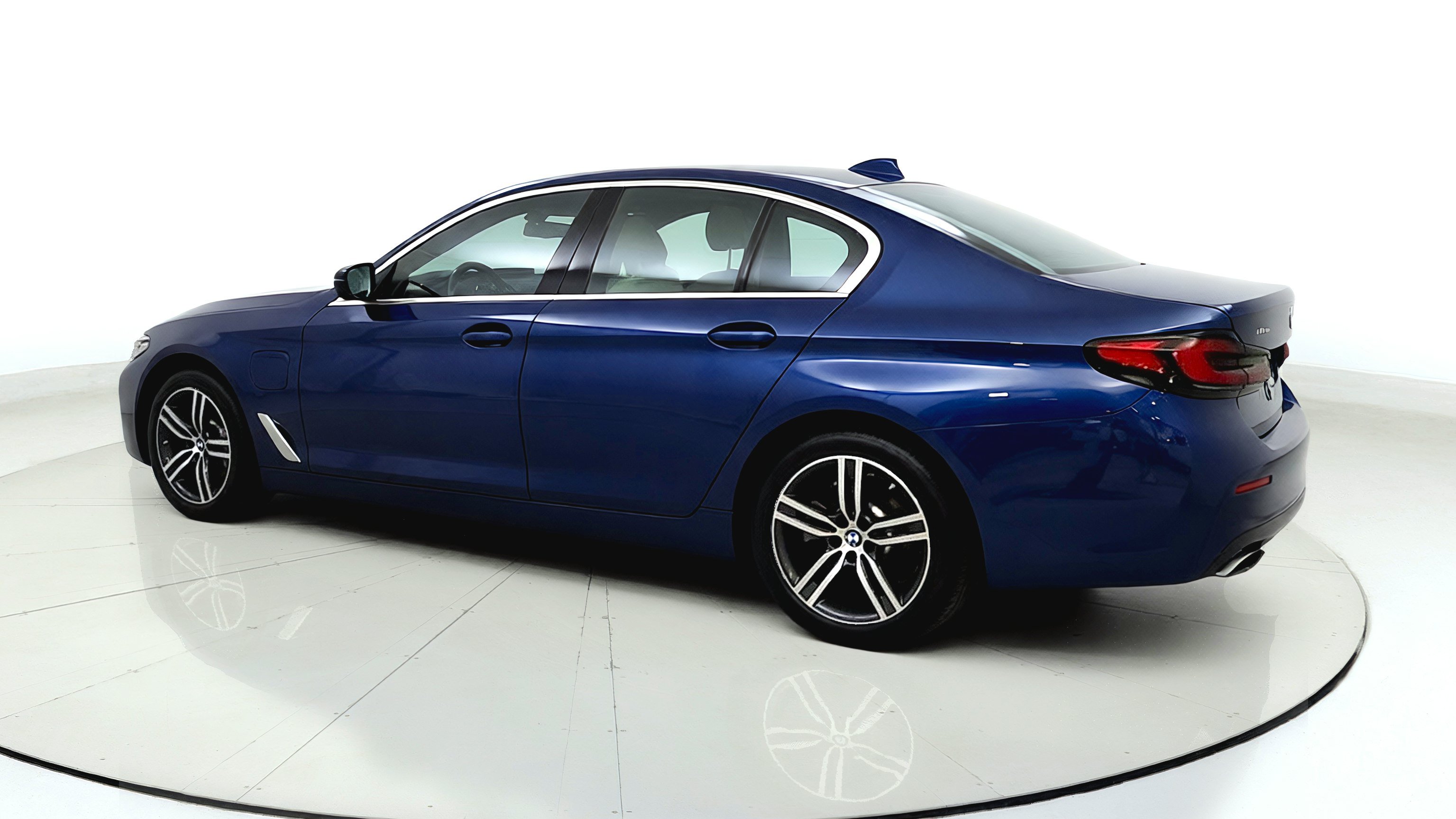Used 2021 BMW 530e xDrive w/ Premium Package AWD/4WD image 8