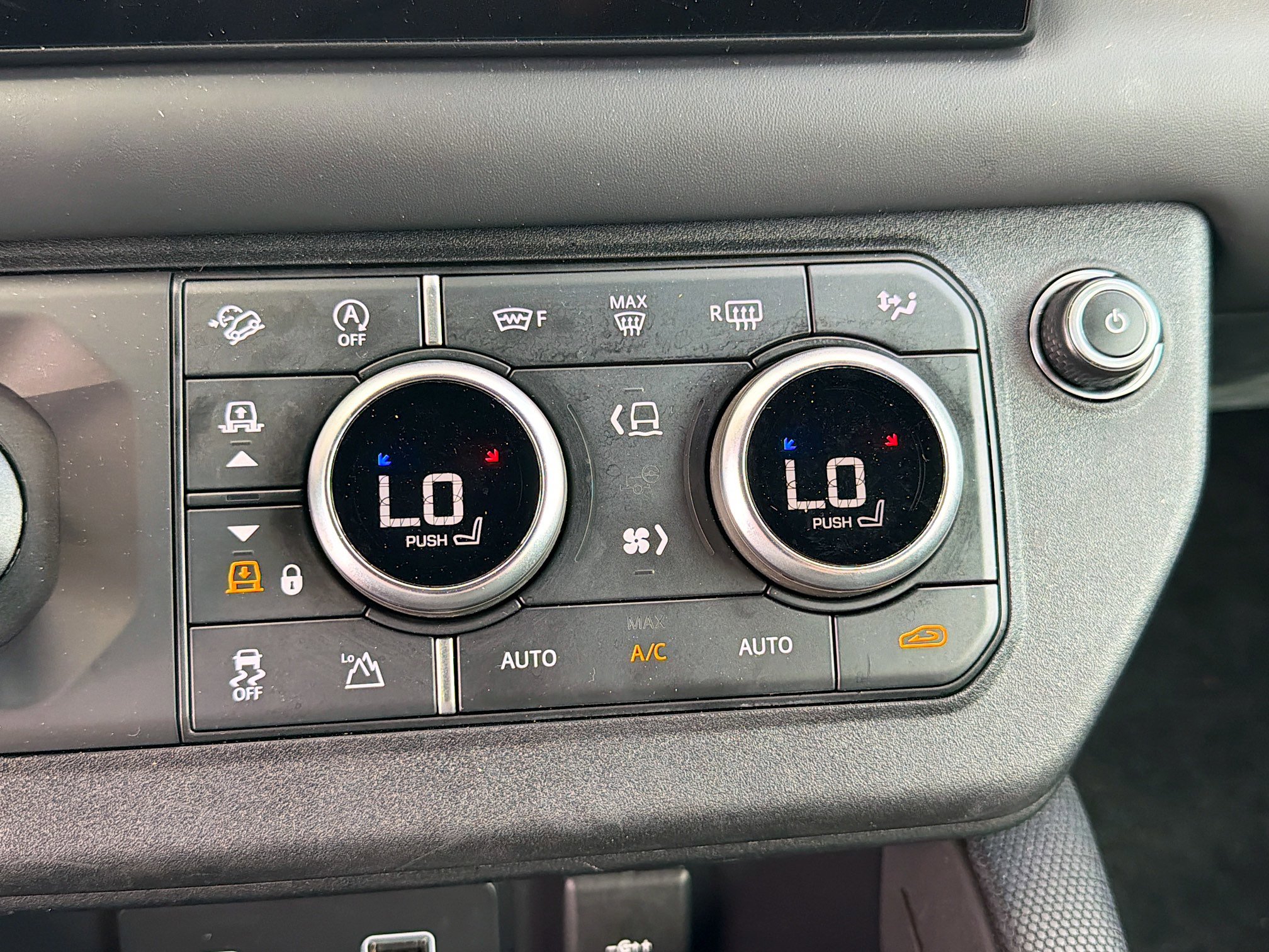 Used 2024 Land Rover Defender 110 V8 image 30