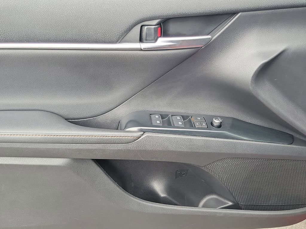 Used 2020 Toyota Camry XLE image 18