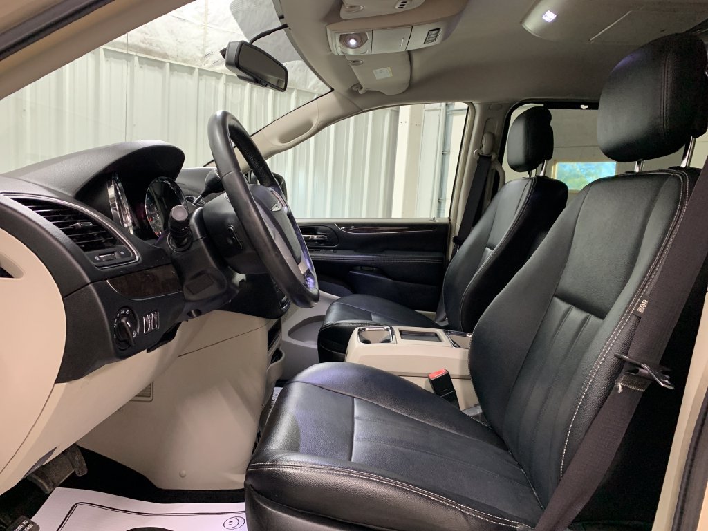 Used 2016 Chrysler Town & Country Touring FWD image 16