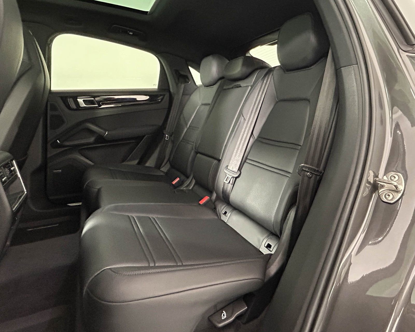 Used 2023 Porsche Cayenne Coupe image 28