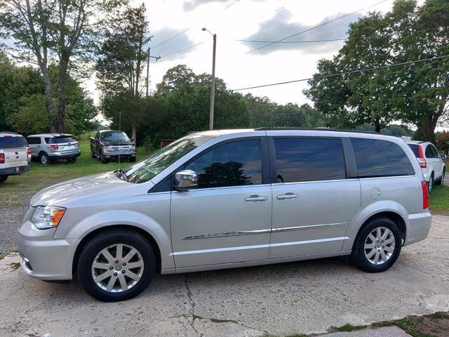 Used 2011 Chrysler Town & Country Touring-L w/ Entertainment Group #2 FWD image 2