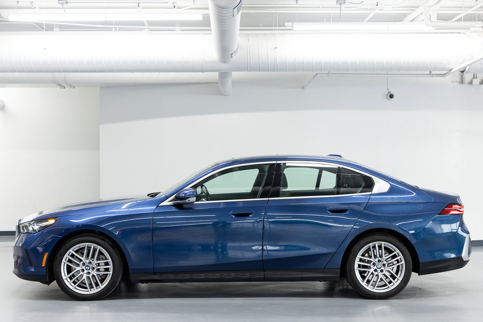 Used 2024 BMW 530i xDrive AWD/4WD image 2