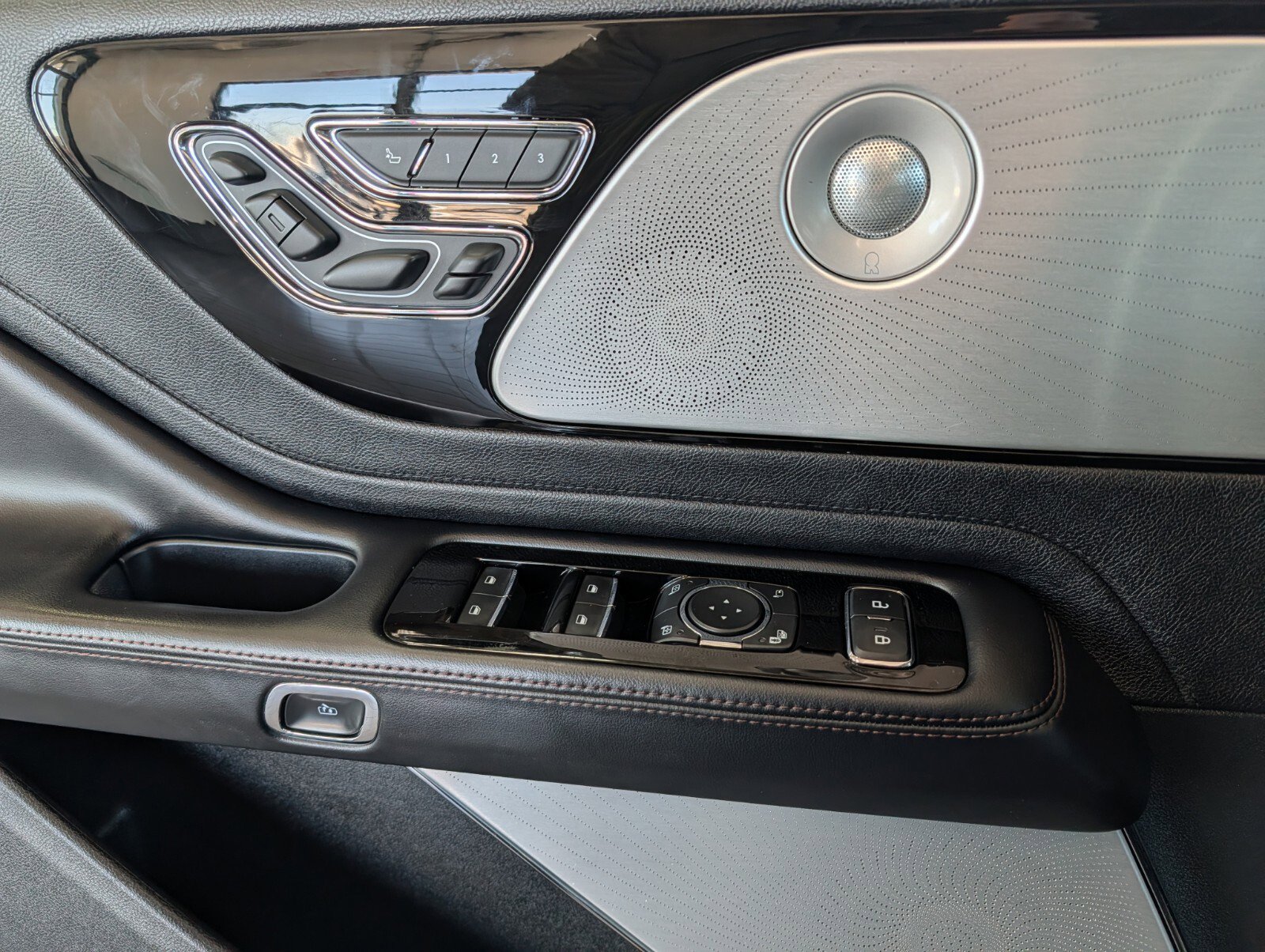 Used 2020 Lincoln Aviator Reserve w/ Equipment Group 202A image 14