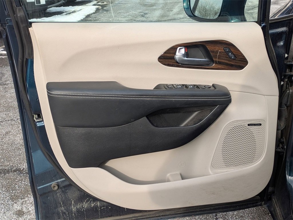 Used 2022 Chrysler Pacifica Limited w/ Uconnect Theater Family Group image 8