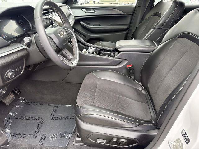 Used 2023 Jeep Grand Cherokee Altitude AWD/4WD image 16