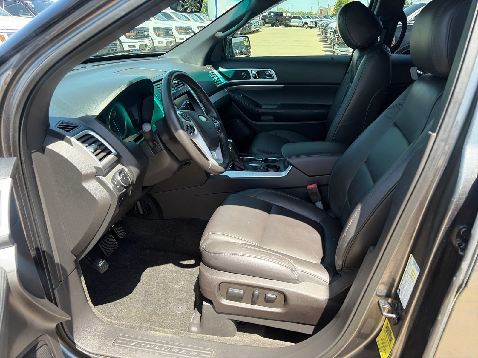 Used 2015 Ford Explorer XLT w/ Equipment Group 202B FWD image 12