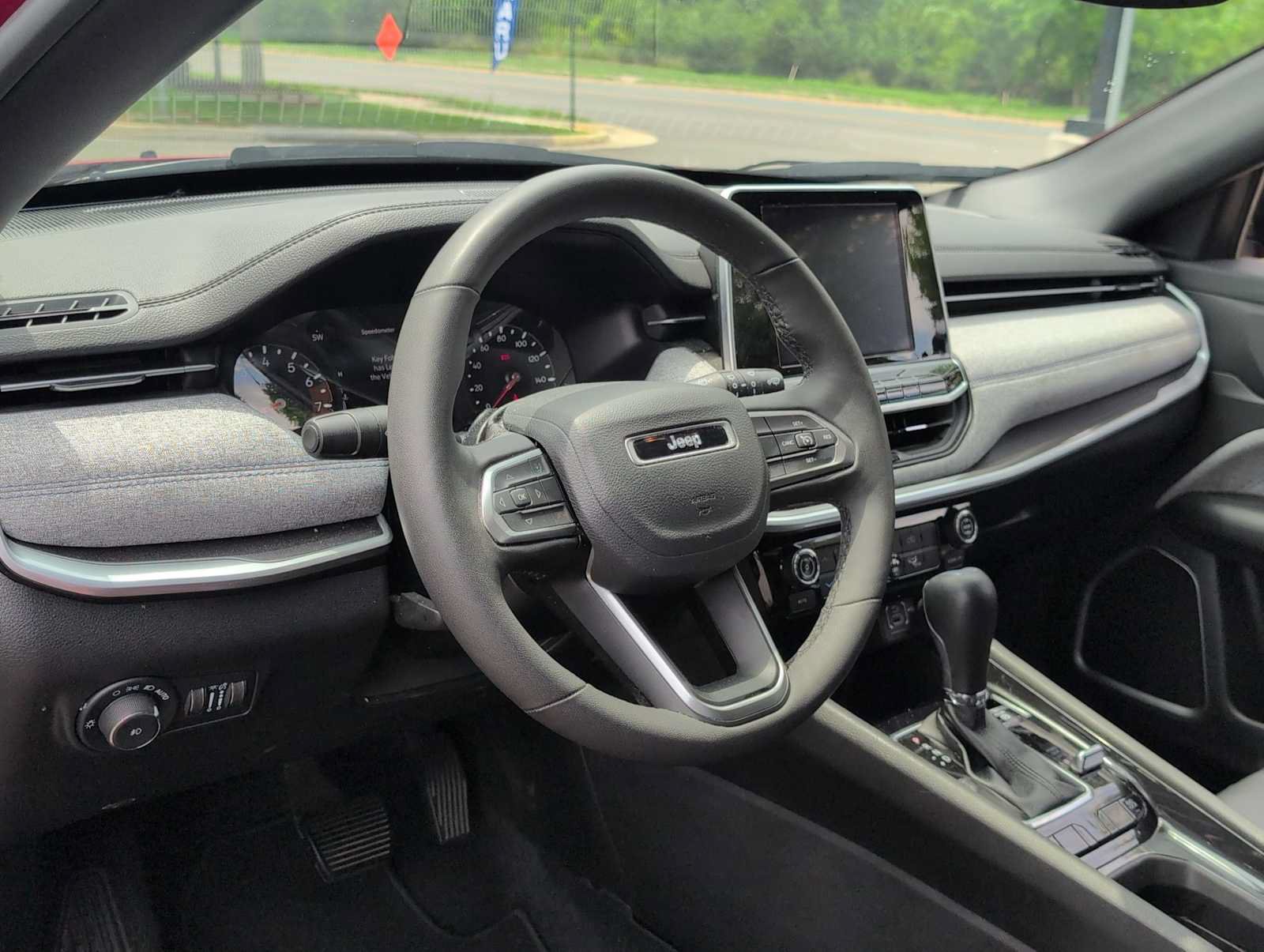 Used 2025 Jeep Compass Latitude AWD/4WD image 10