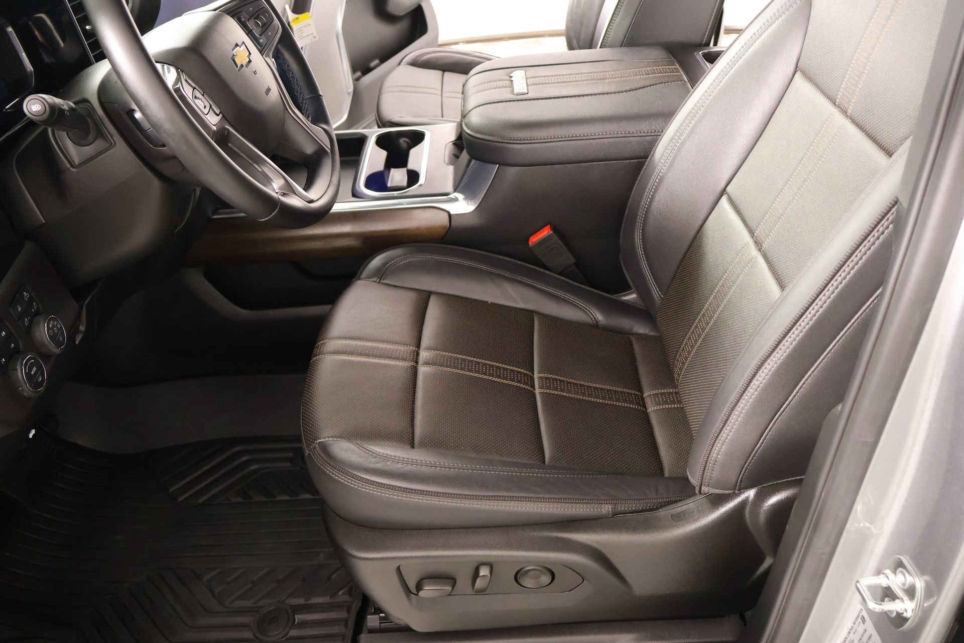 Used 2025 Chevrolet Silverado 2500 High Country w/ High Country Premium Package AWD/4WD image 11