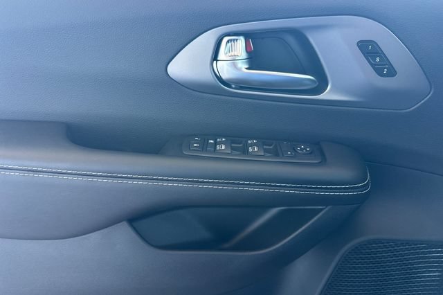 New 2027 Chrysler Pacifica Select FWD image 10