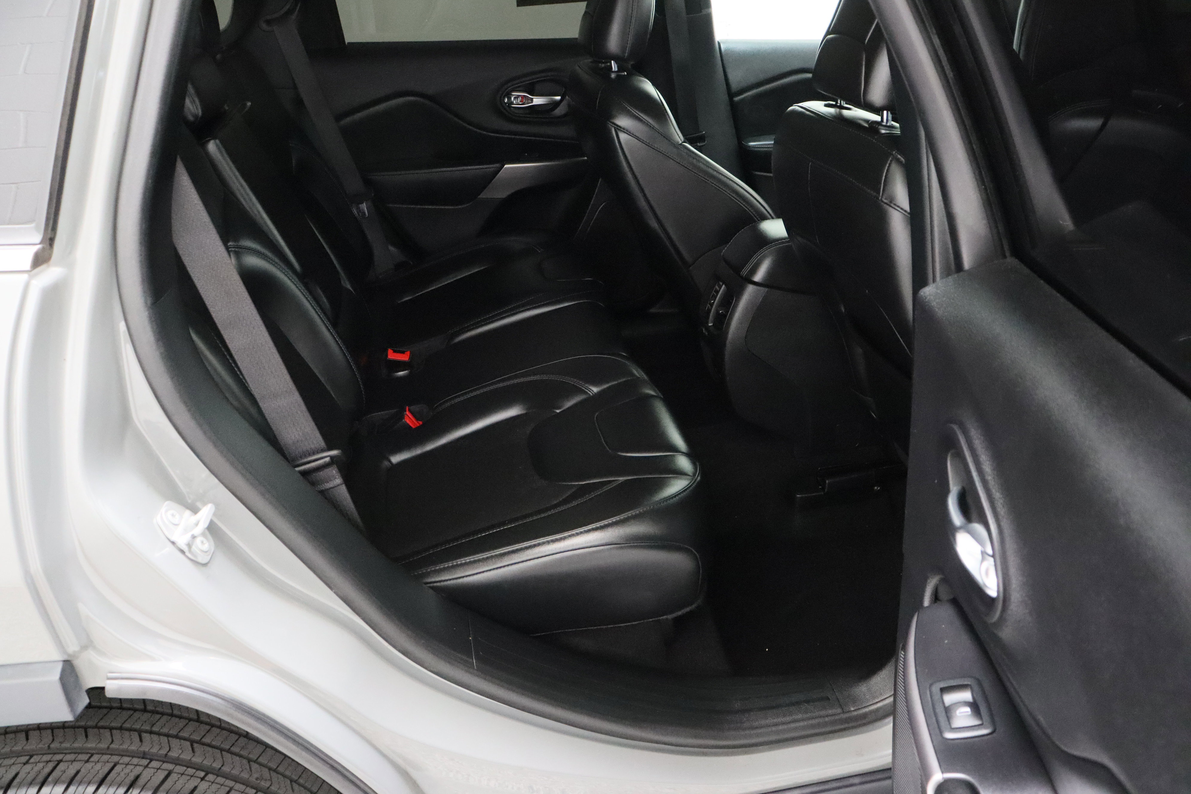 Used 2020 Jeep Cherokee Latitude Plus FWD image 34
