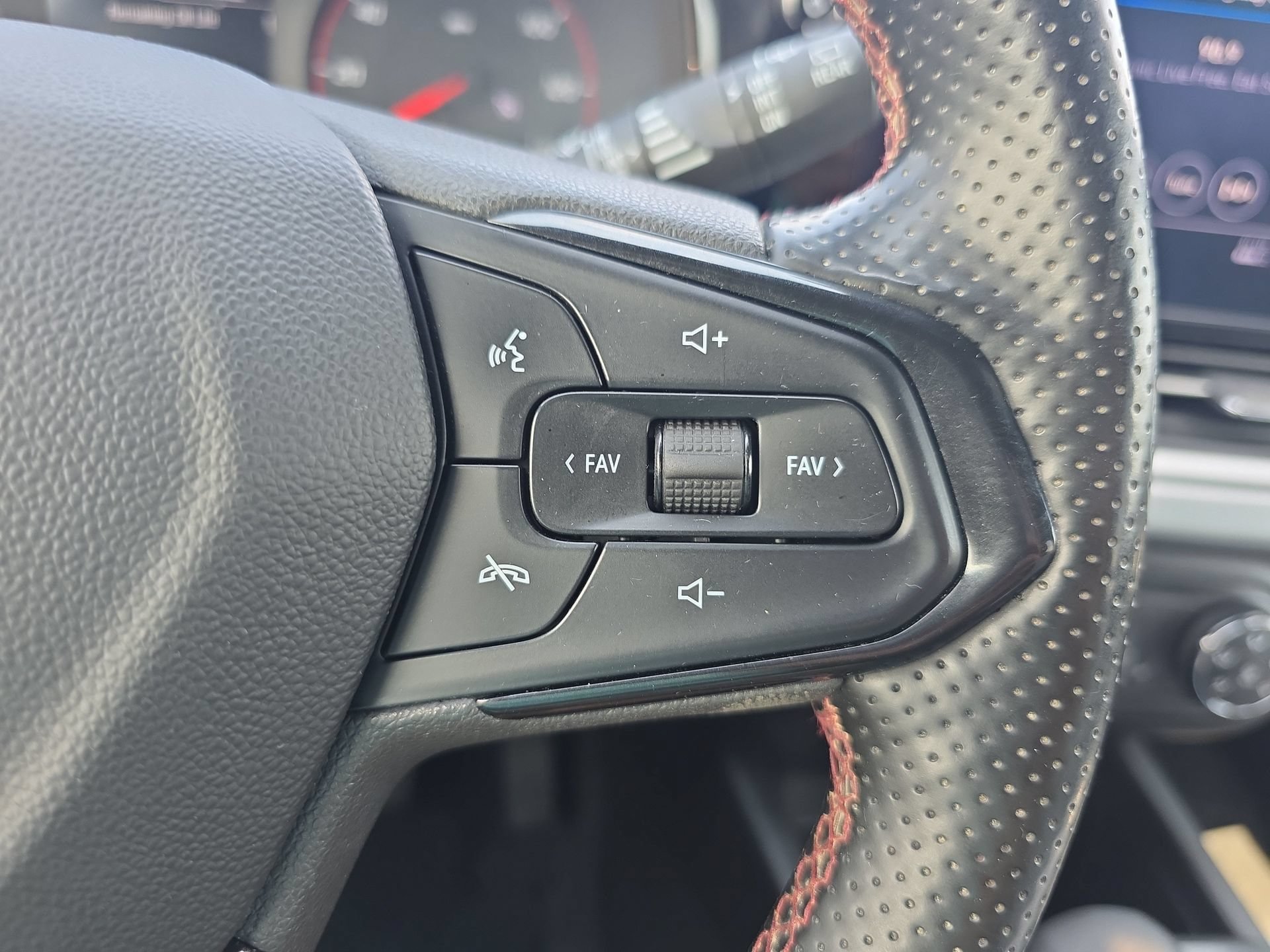Used 2024 Chevrolet Trax RS FWD image 20