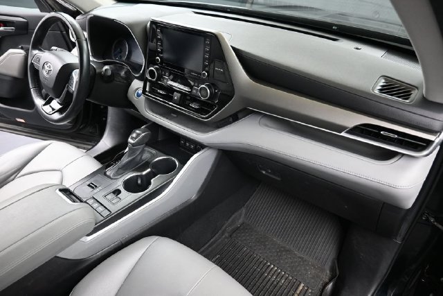 Used 2021 Toyota Highlander XLE AWD/4WD image 13