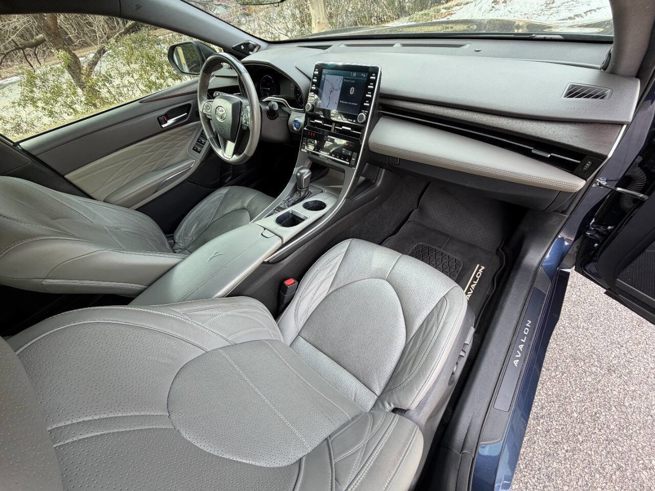 Used 2019 Toyota Avalon Limited image 32