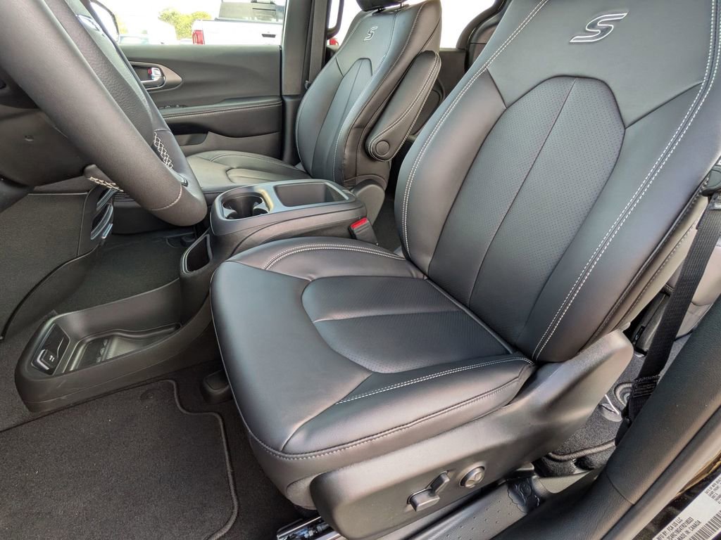 New 2026 Chrysler Pacifica Select w/ S Appearance Package image 15