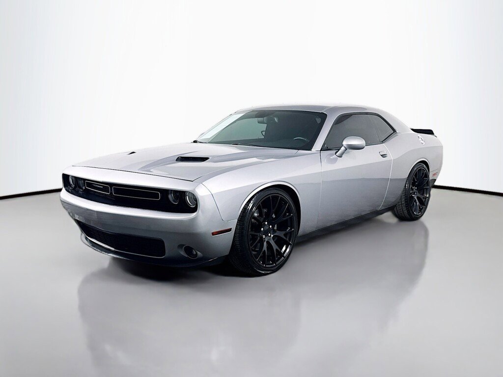 Used 2016 Dodge Challenger R/T RWD image 1