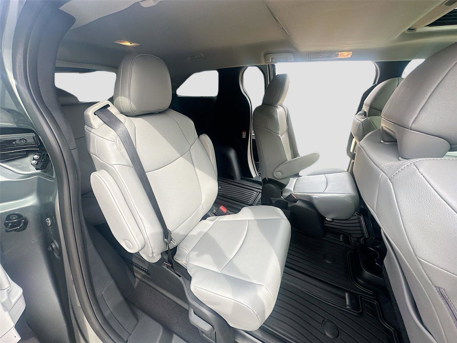 New 2026 Toyota Sienna XLE image 28