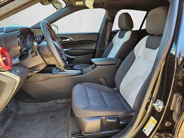 Used 2025 Chevrolet Trax RS w/ Sunroof Package image 17