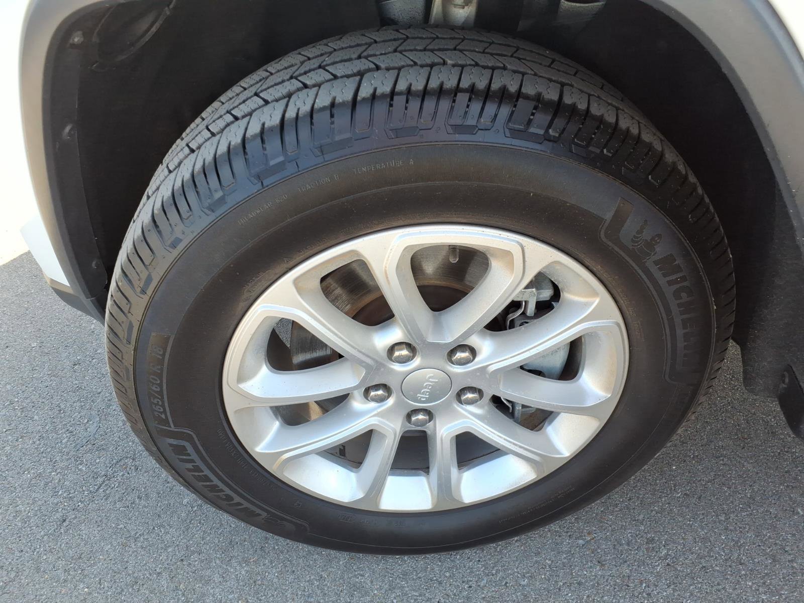 Used 2022 Jeep Grand Cherokee Laredo E image 3