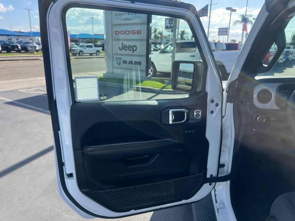 Used 2025 Jeep Wrangler Unlimited Sahara AWD/4WD image 19