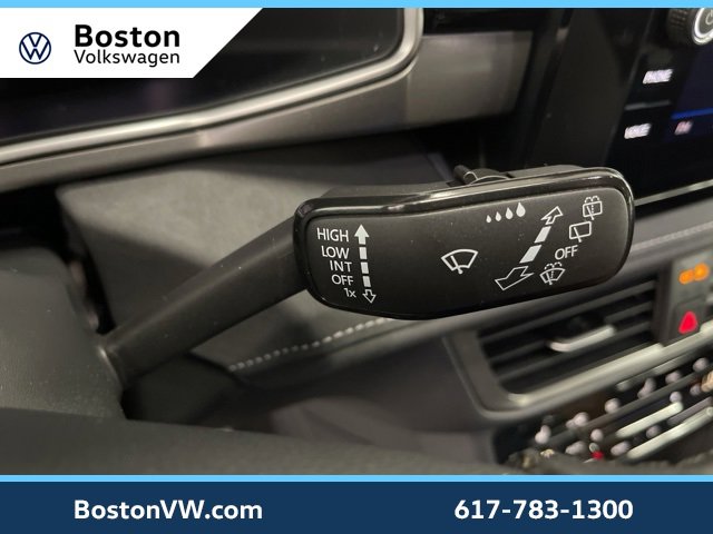 Used 2025 Volkswagen Taos SE image 13