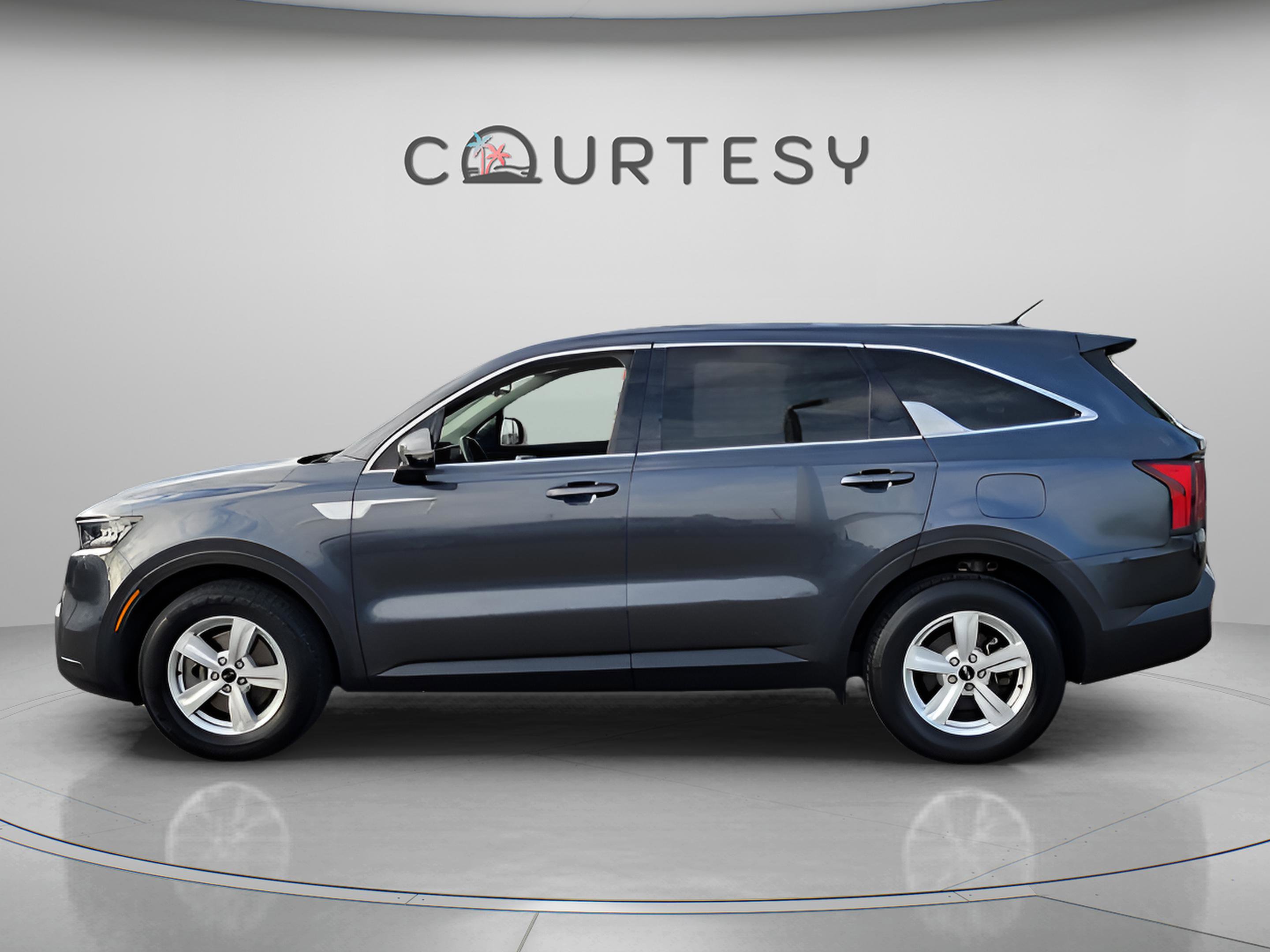 Used 2021 Kia Sorento LX image 2