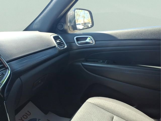 Used 2019 Jeep Grand Cherokee Laredo w/ Security & Convenience Group AWD/4WD image 21