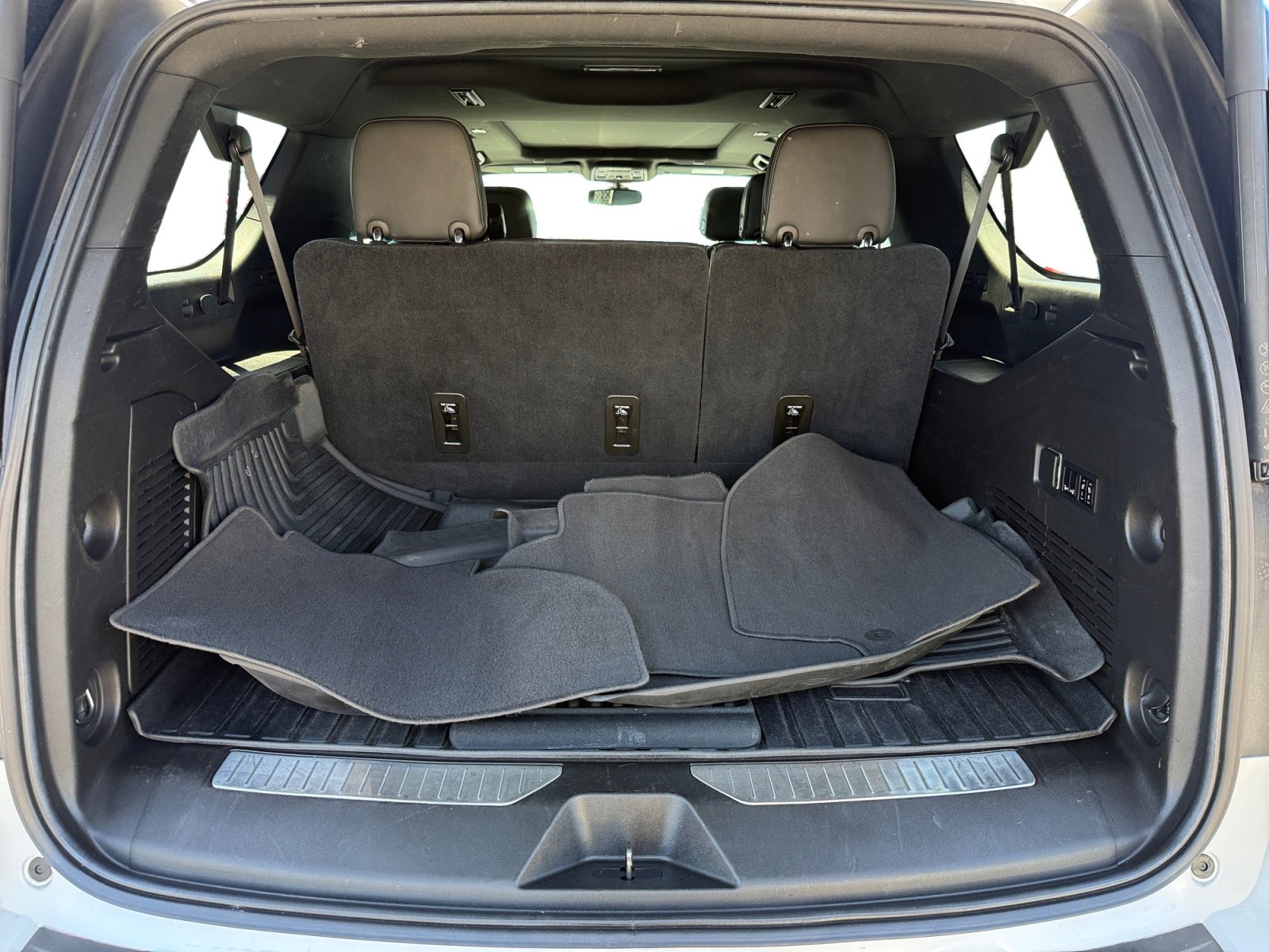 Used 2021 Chevrolet Suburban RST w/ Luxury Package RWD image 17