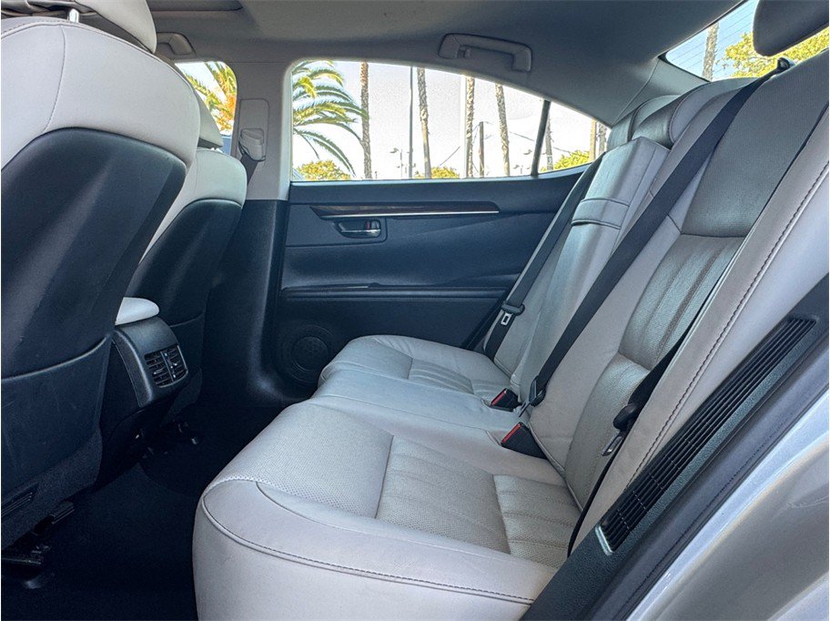 Used 2016 Lexus ES 300h w/ Luxury Package w/Wood Trim FWD image 21