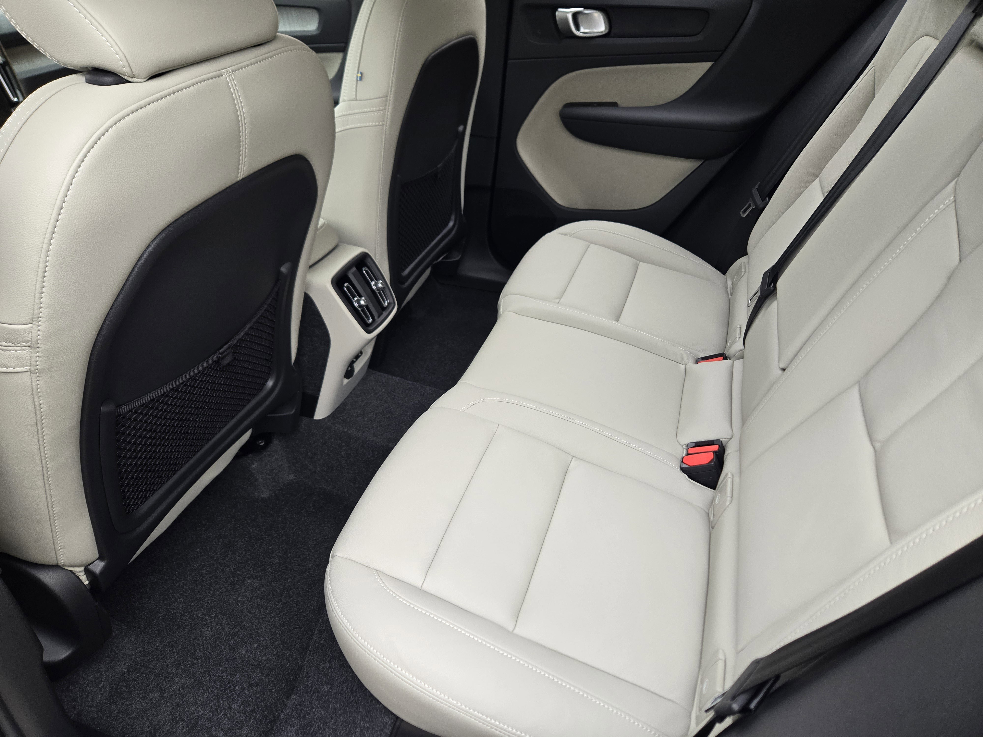 New 2026 Volvo XC40 B5 Plus w/ Protection Package Premier image 31