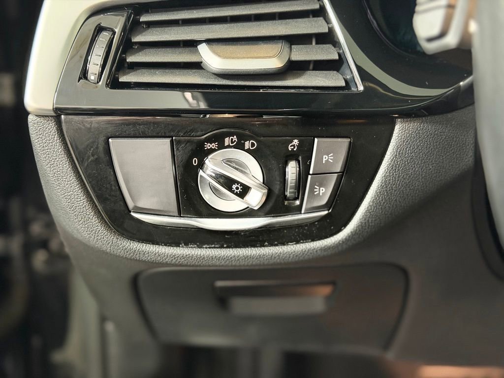 Used 2022 BMW 540i xDrive w/ Premium Package image 22