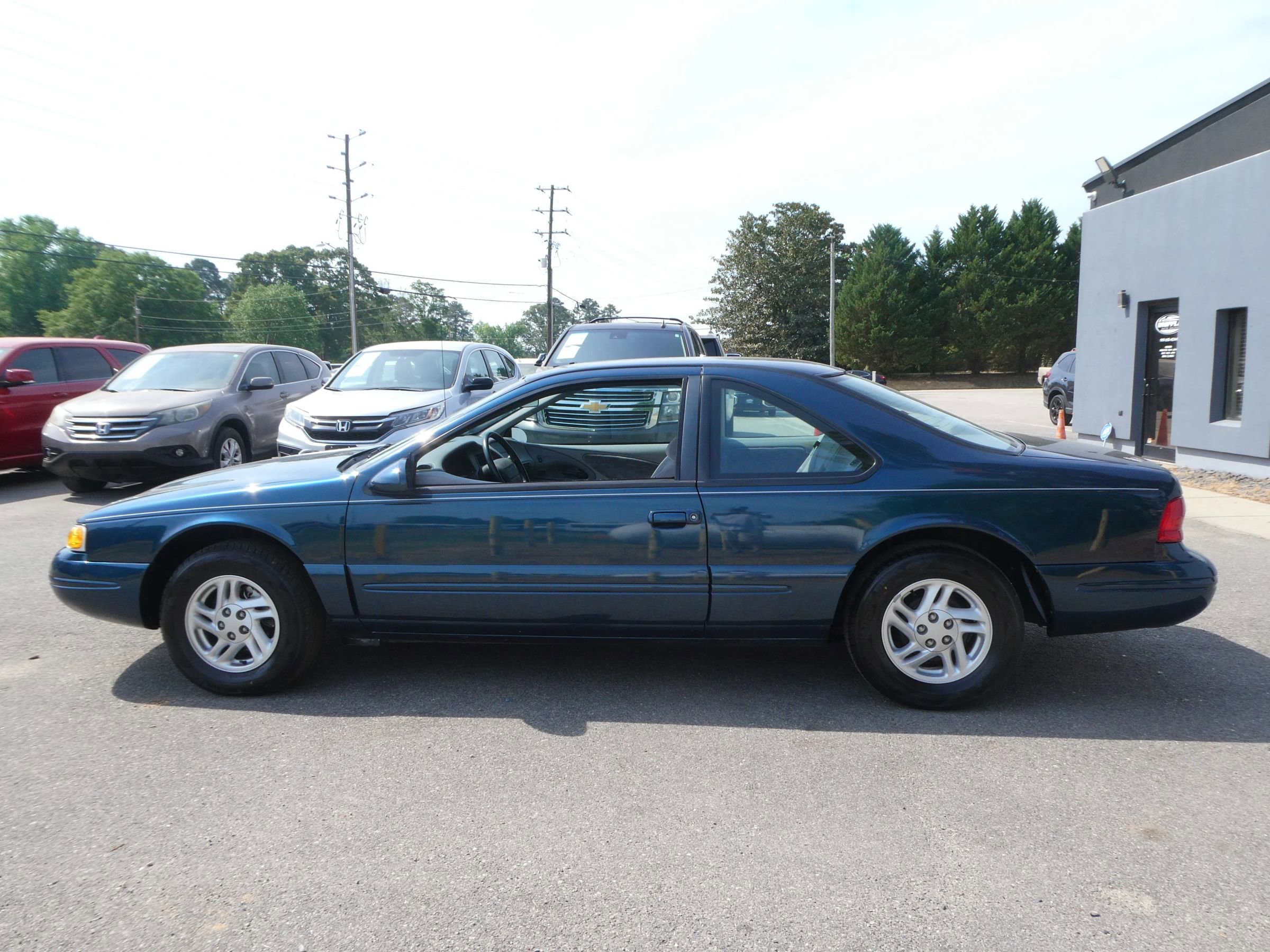 Used 1996 Ford Thunderbird LX RWD image 9