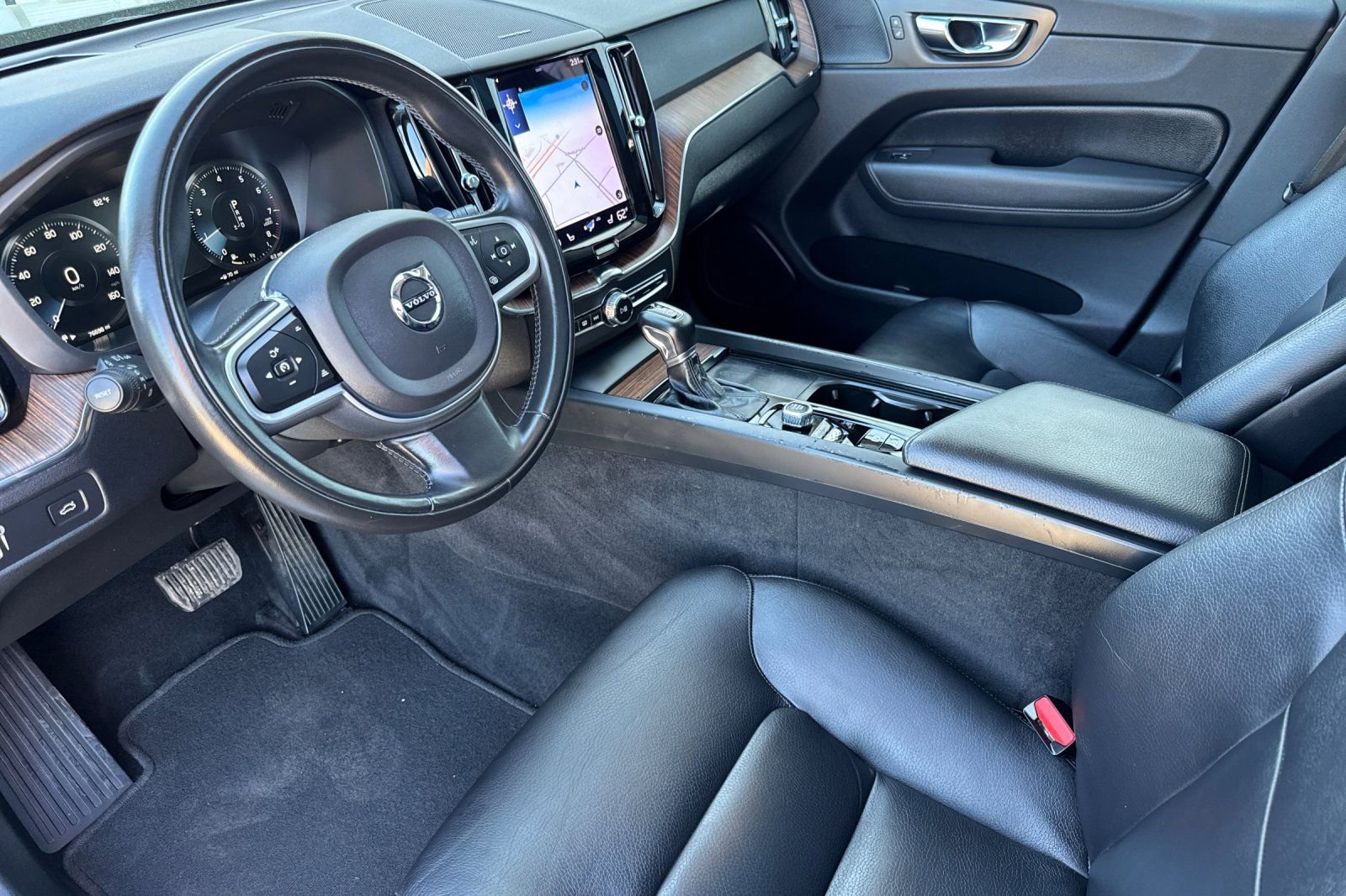 Used 2021 Volvo XC60 T6 Momentum image 11