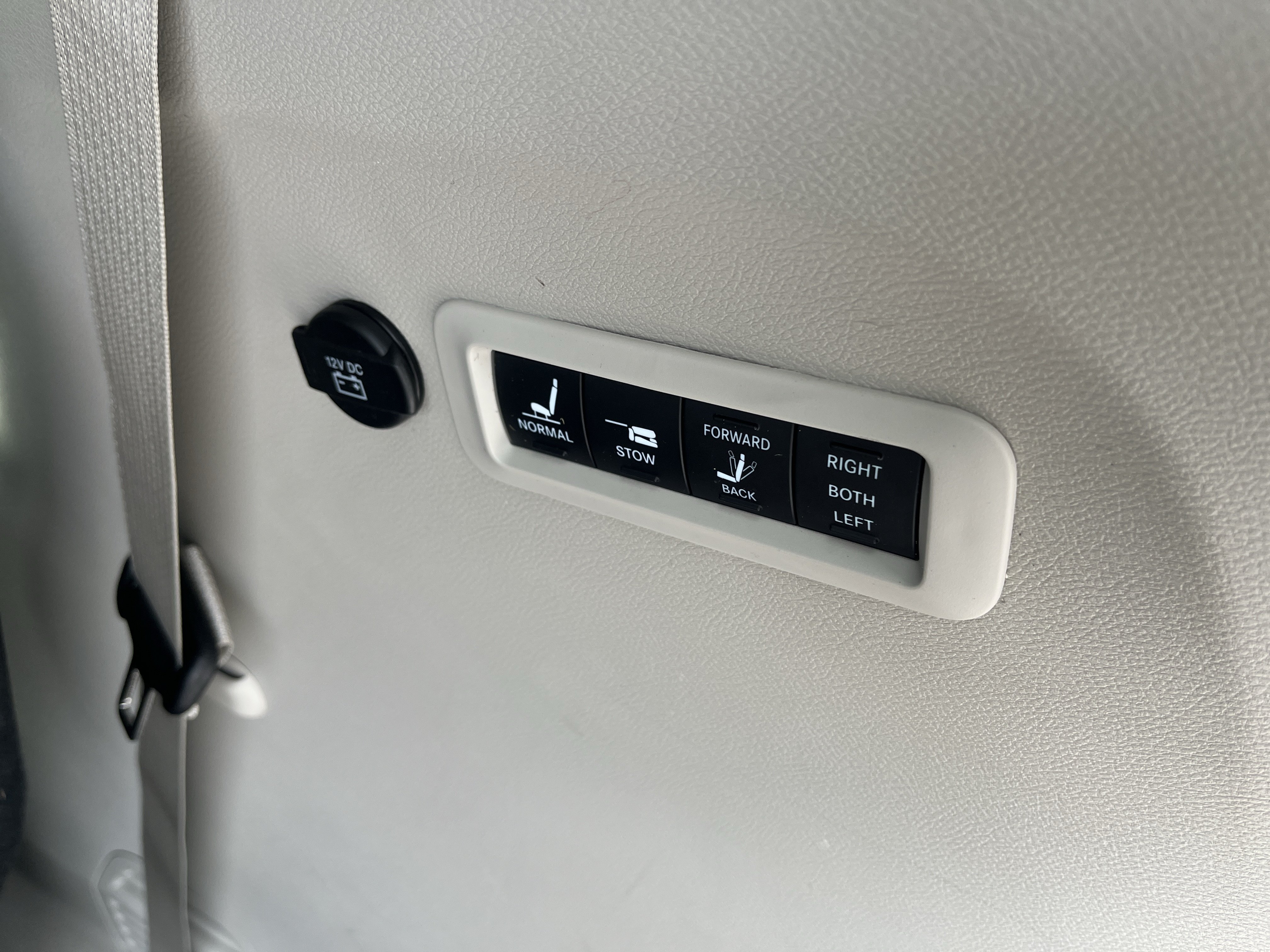 Used 2019 Chrysler Pacifica Limited w/ Tire & Wheel Group FWD image 23