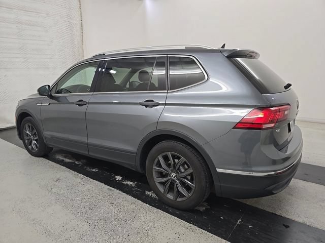 Used 2023 Volkswagen Tiguan SE w/ Panoramic Sunroof Package FWD image 4