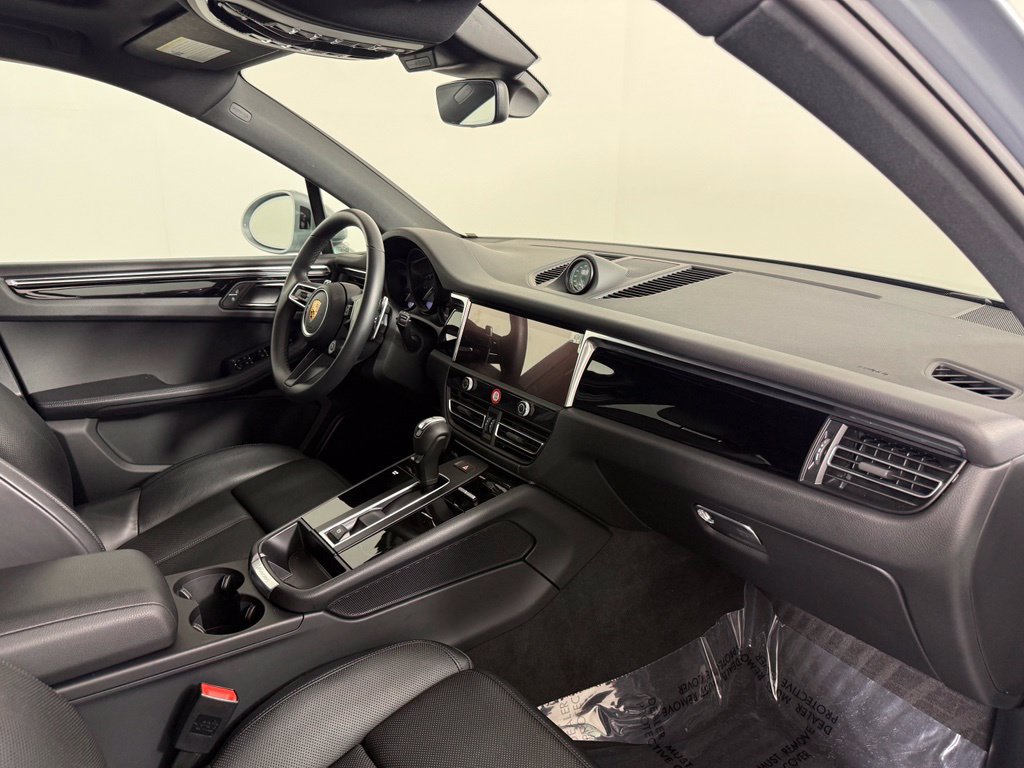 Certified 2025 Porsche Macan AWD/4WD image 15