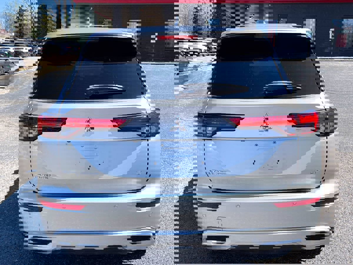 Used 2022 Mitsubishi Outlander SE image 8