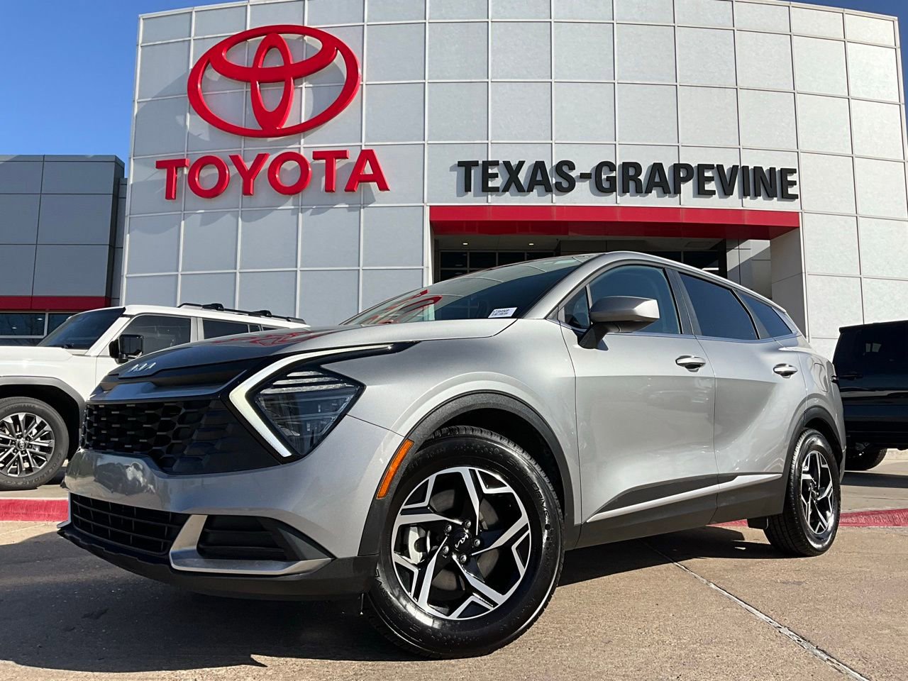 Used 2025 Kia Sportage LX image 2