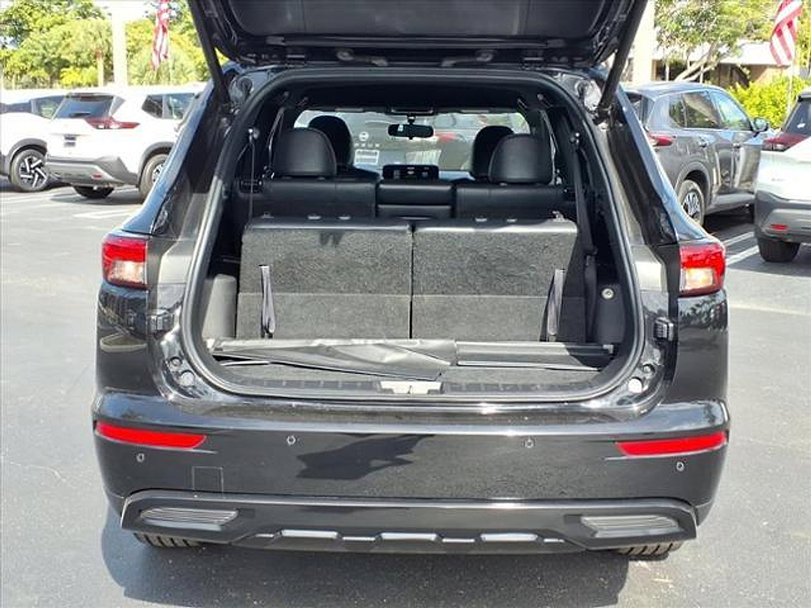 Used 2023 Mitsubishi Outlander SE Black Edition image 32