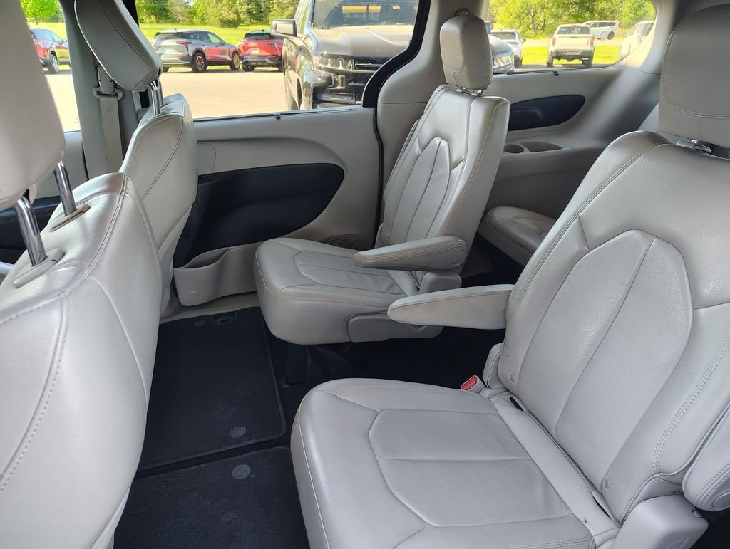 Used 2017 Chrysler Pacifica Touring-L FWD image 11