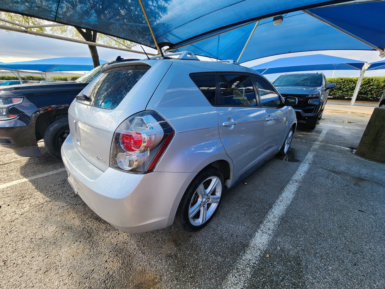 Used 2010 Pontiac Vibe w/ Sun And Sound Package FWD image 3