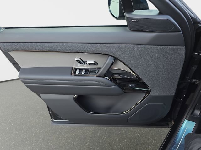 Used 2025 Land Rover Range Rover Sport SE image 29