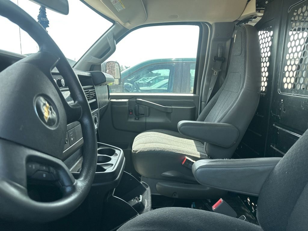 Used 2018 Chevrolet Express 2500 w/ Driver Convenience Package RWD image 16