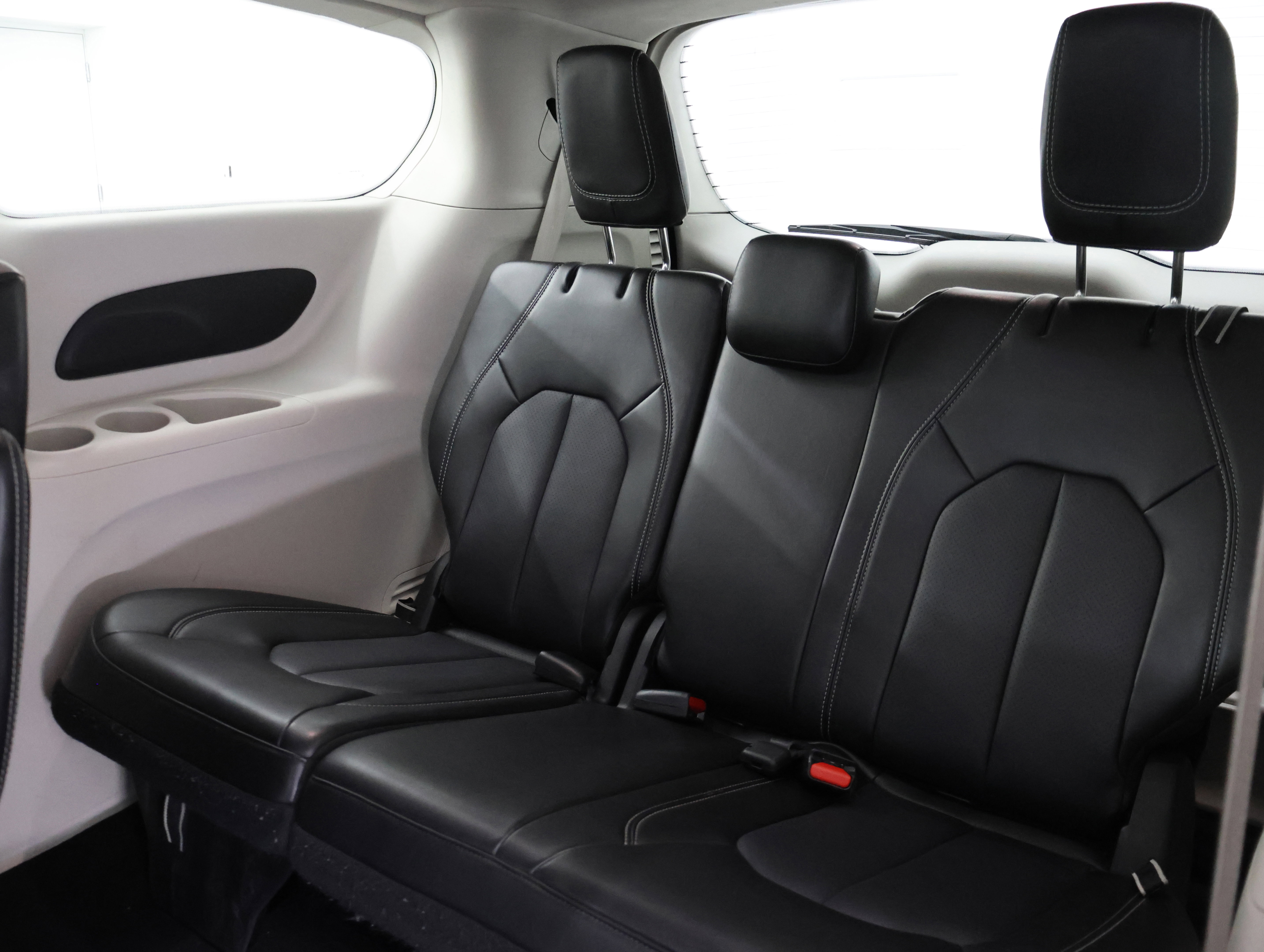 Used 2024 Chrysler Pacifica Touring-L FWD image 10