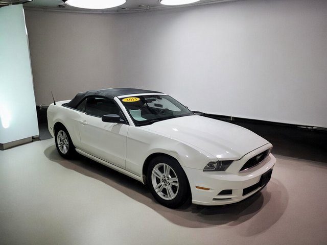 Used 2013 Ford Mustang Convertible image 2