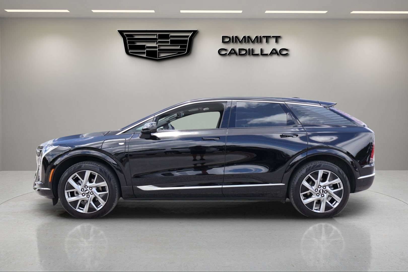 Certified 2025 Cadillac Optiq Luxury 2 w/ LPO, Floor Liner Package AWD/4WD image 8