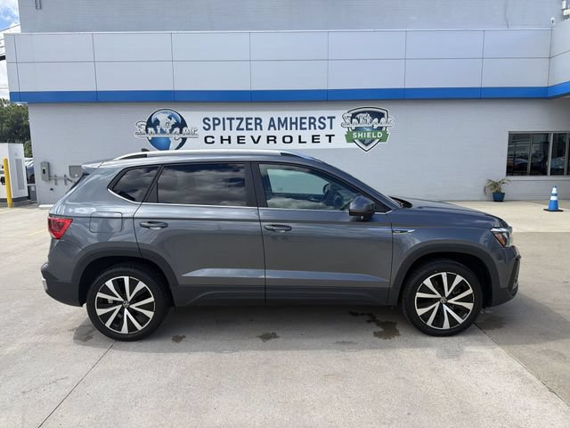 Used 2023 Volkswagen Taos SE w/ Panoramic Sunroof Package FWD image 11