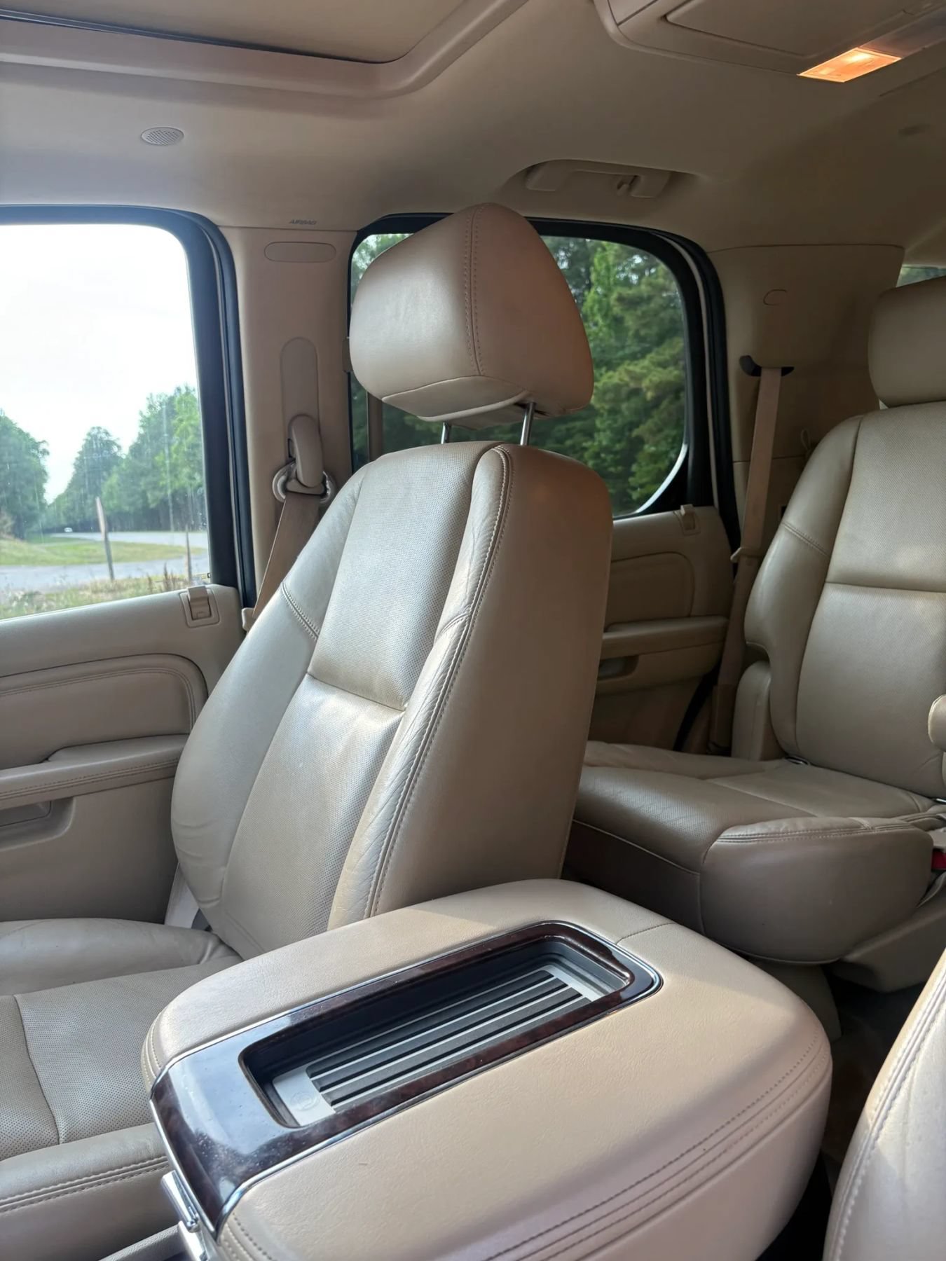 Used 2011 Cadillac Escalade Premium AWD/4WD image 13
