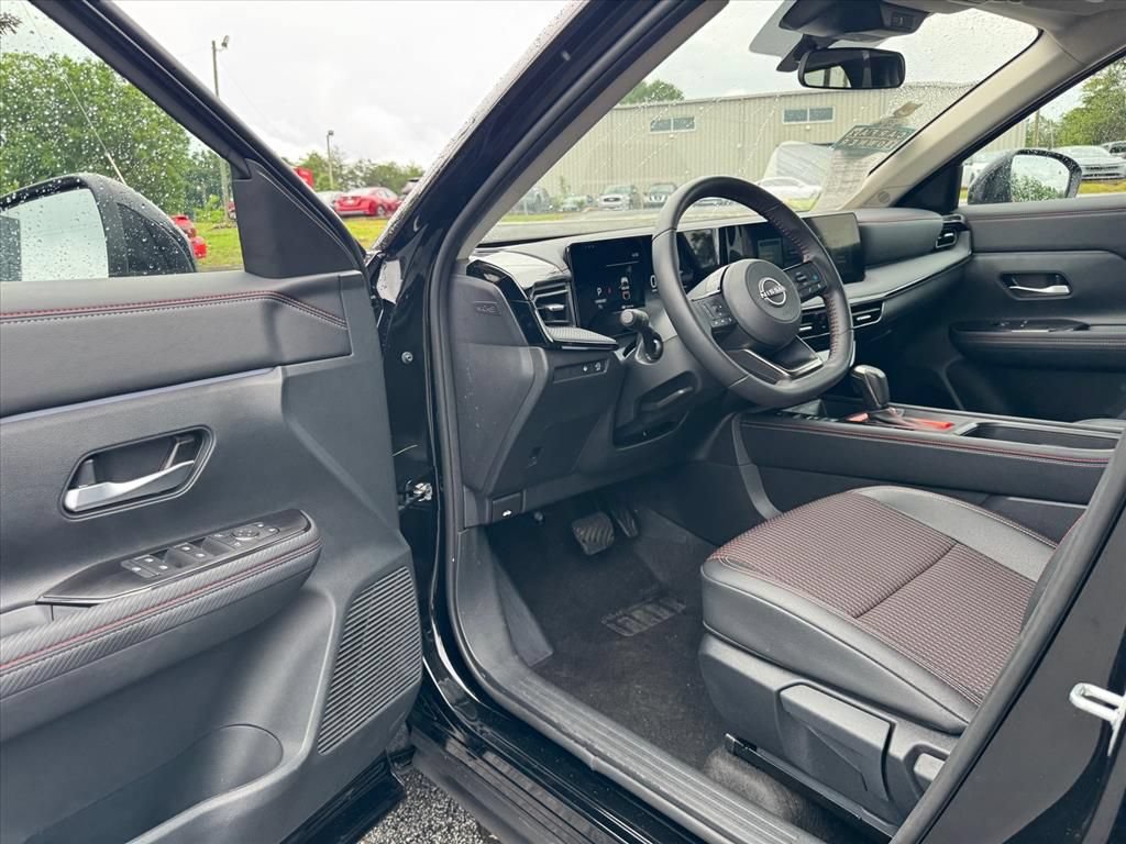Certified 2025 Nissan Kicks SR FWD image 13