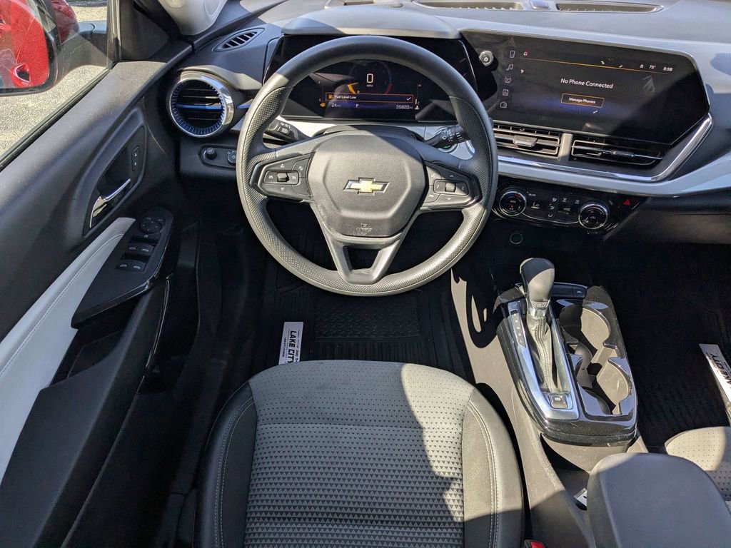 Used 2025 Chevrolet Trax LT FWD image 13